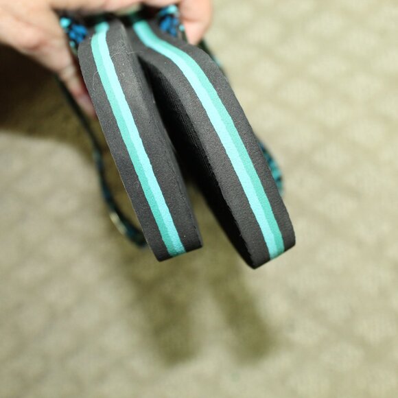 Vera Bradley High Quality Blue Floral  Sandals Wm 7/8  Flip Flop’s Thongs NWOT - Picture 4 of 5